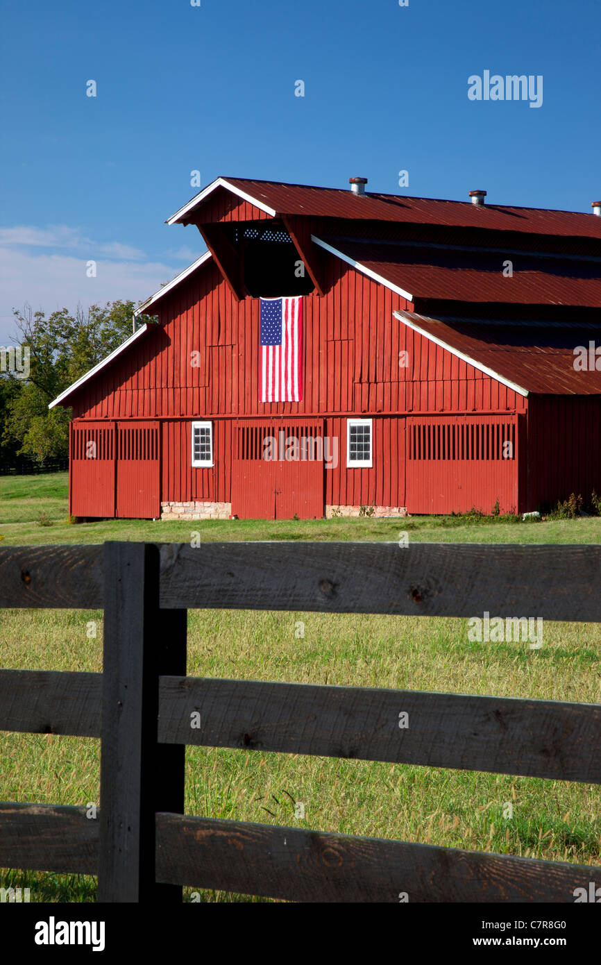 Rote Scheune mit amerikanischen Flagge in der Nähe von Franklin, Tennessee Stockfoto