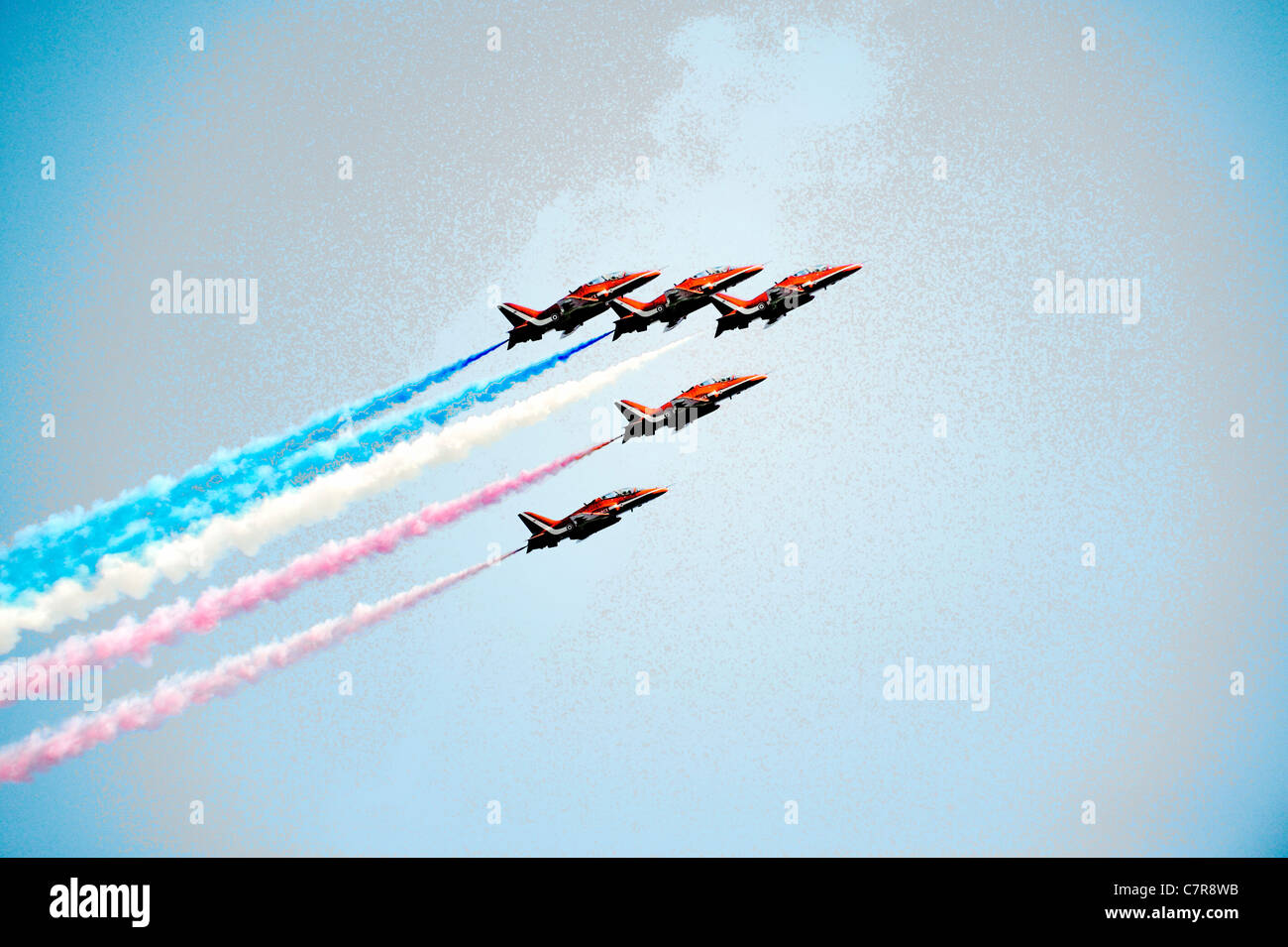 Rote Pfeile Kunstflugstaffel der Royal Air Force. Bildung von fünf roten BAE Hawk T1As Schulflugzeug Klettern gegen blauen Himmel Grafik Stockfoto