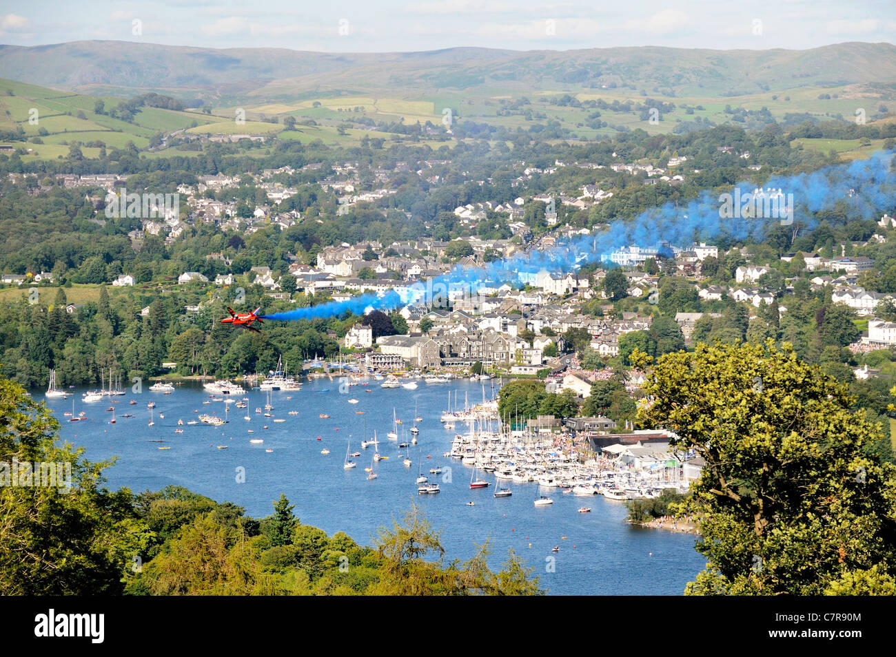 Rote Pfeile Kunstflugstaffel der Royal Air Force. Eine BAE Hawk T1A mit Geschwindigkeit overflies Bowness während Windermere-Air-Festival, Cumbria, UK Stockfoto