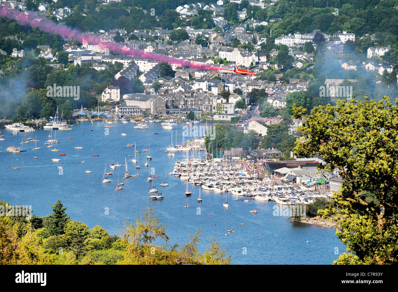 Rote Pfeile Kunstflugstaffel der Royal Air Force. Eine BAE Hawk T1A mit Geschwindigkeit overflies Bowness während Windermere-Air-Festival, Cumbria, UK Stockfoto