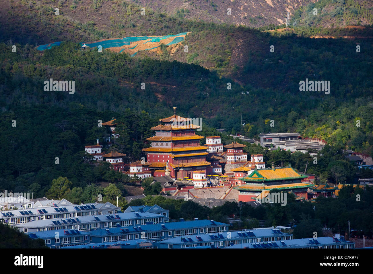 Häckselung Tempel und neu errichteten Wohngebiet in Chengde Mountain Resort Area, Provinz Hebei, China Stockfoto