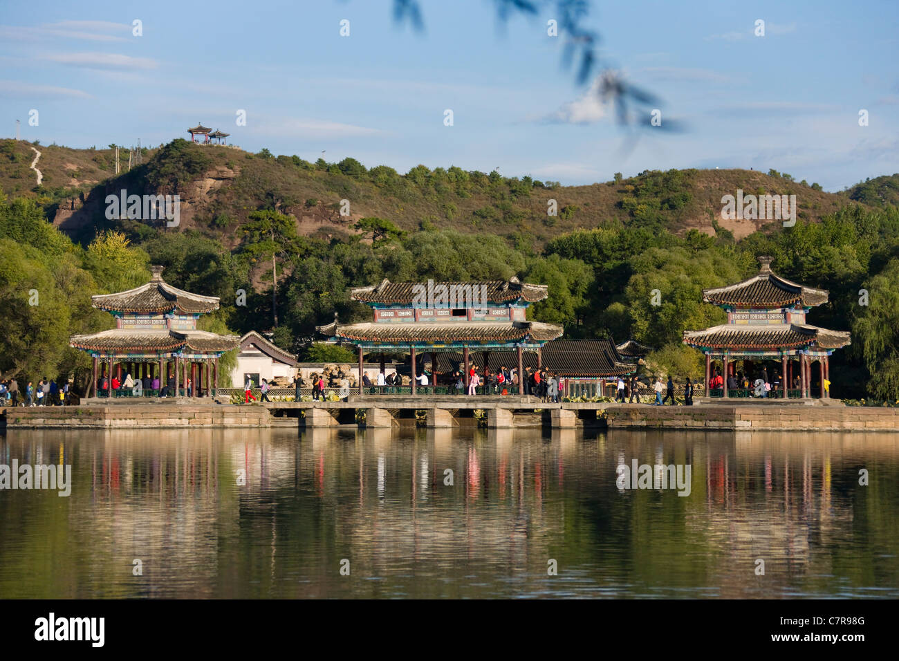 Pavillons entlang dem See, Chengde Mountain Resort, Chengde, Provinz Hebei, China Stockfoto