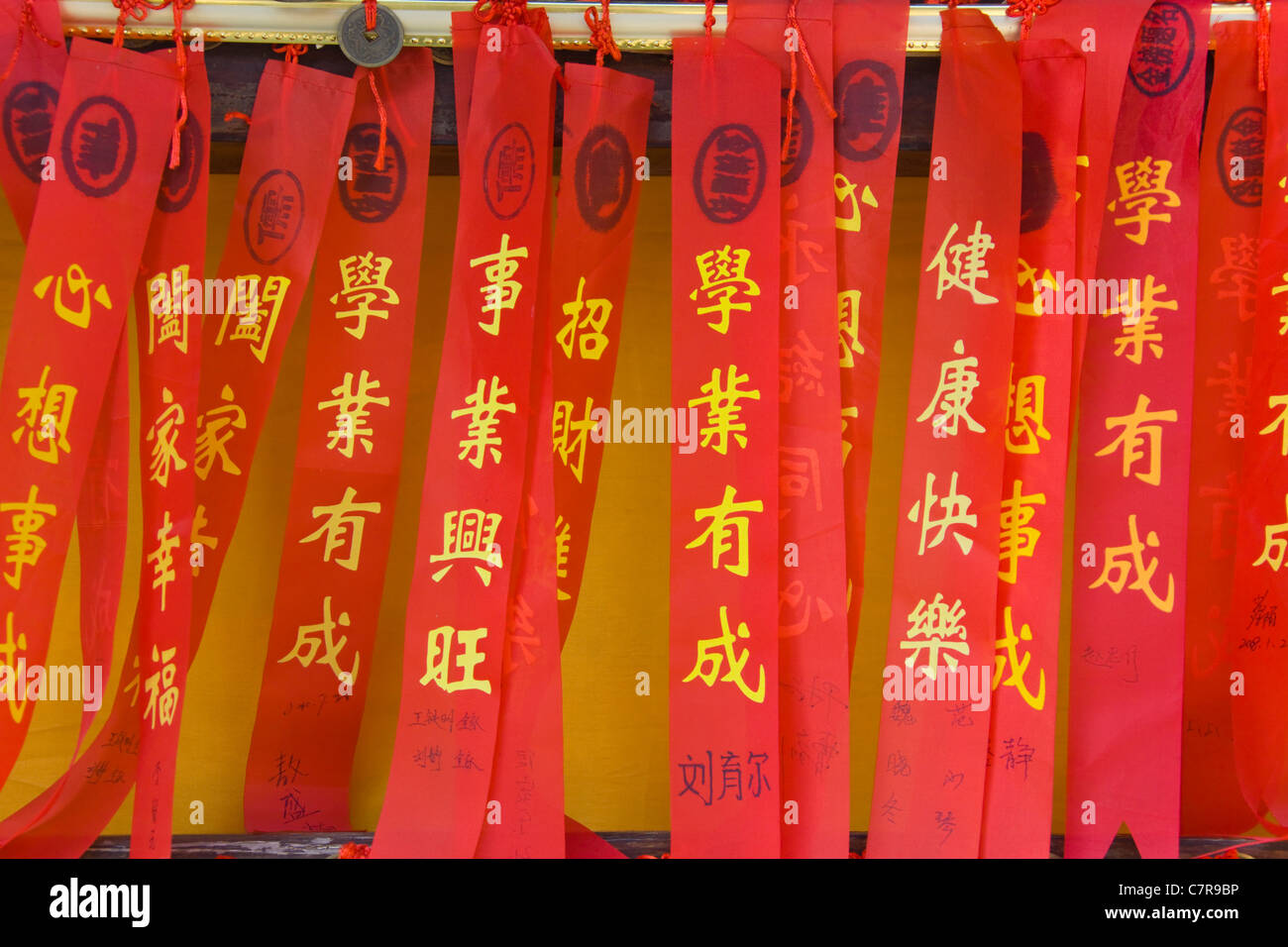 Rote Schleifen mit guten Wünschen auf den Baum, Konfuzius-Tempel, Nanjing, Jiangsu, China Stockfoto