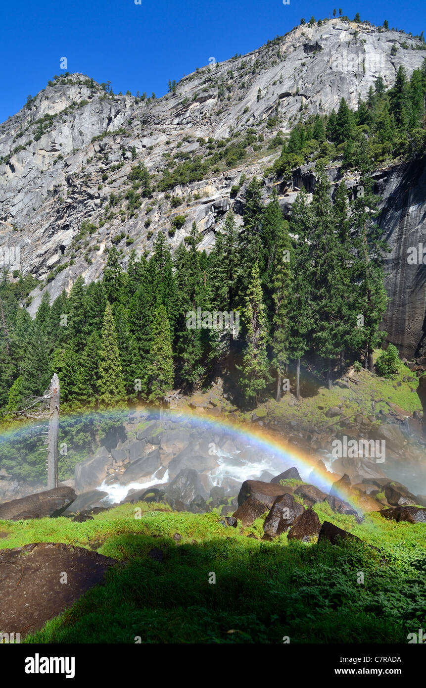 Regenbogen in der Nähe von dem Vernal Fall. Yosemite Nationalpark, Kalifornien, USA. Stockfoto