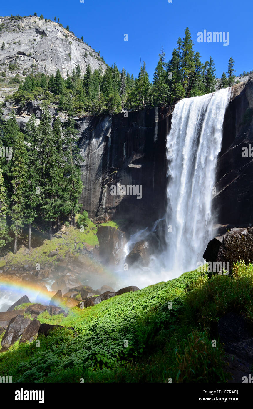 Vernal Fall und Regenbogen-Nebel. Yosemite Nationalpark, Kalifornien, USA. Stockfoto