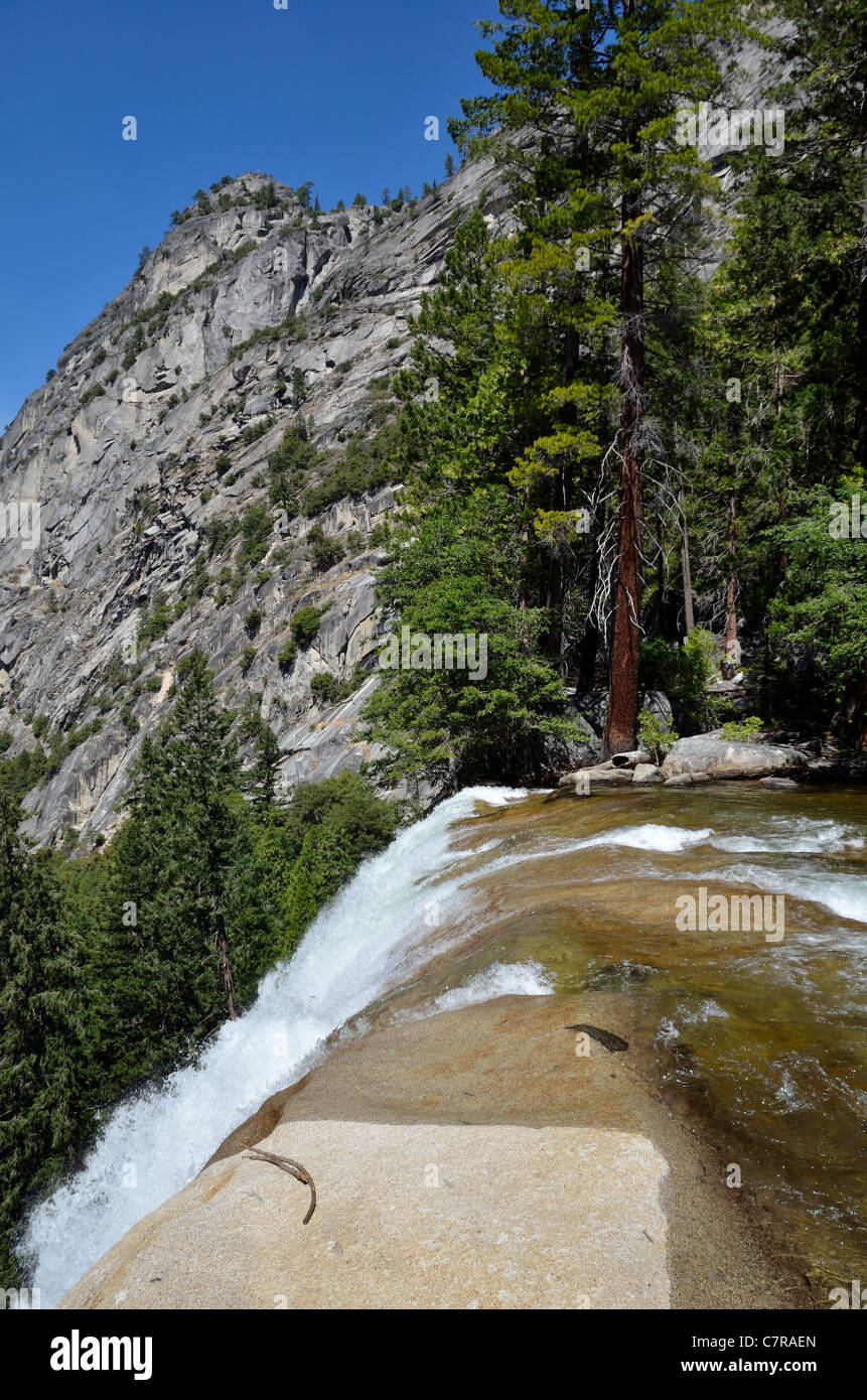 Vernal Fall Spill über die Felswand. Yosemite Nationalpark, Kalifornien, USA. Stockfoto