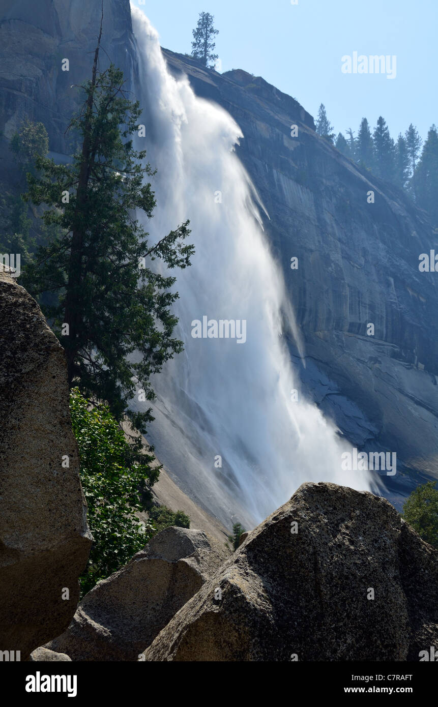 Nevada Fall gießt über eine Klippe. Yosemite Nationalpark, Kalifornien, USA. Stockfoto