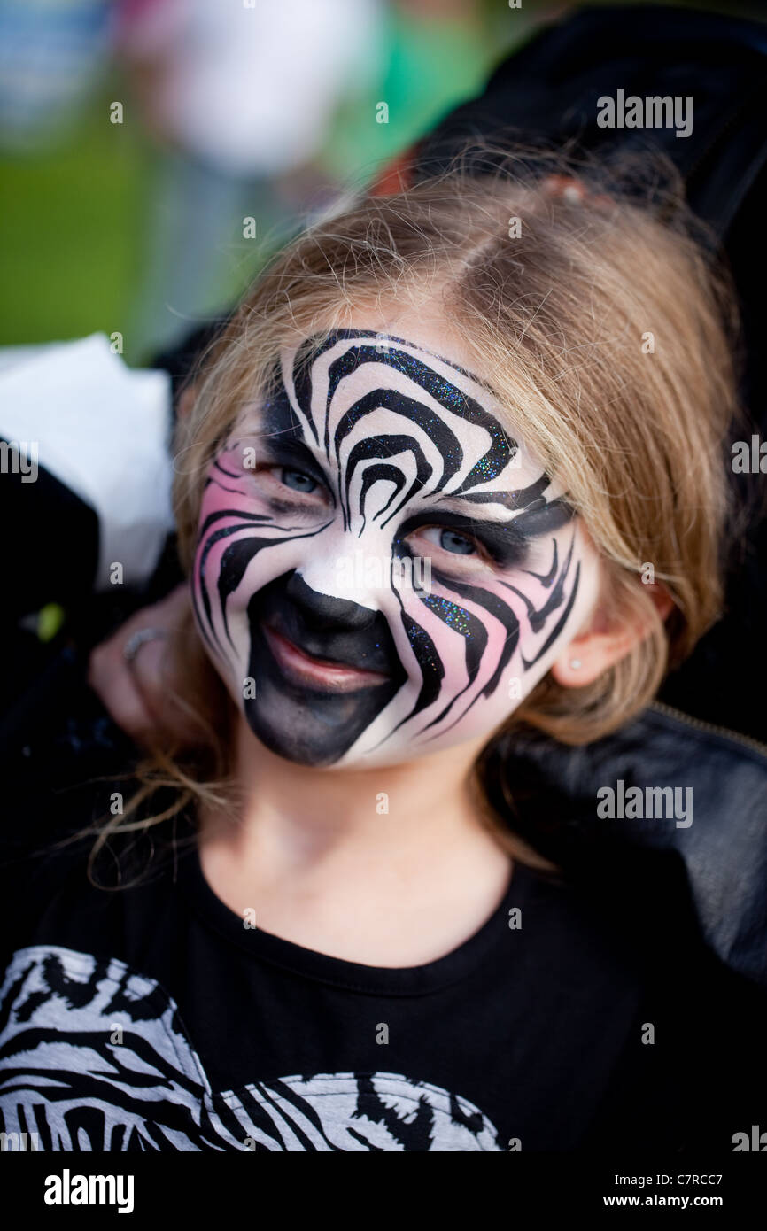 Kinderschminken auf ein Kind. Stellvertretend für ein Zebra. Stockfoto