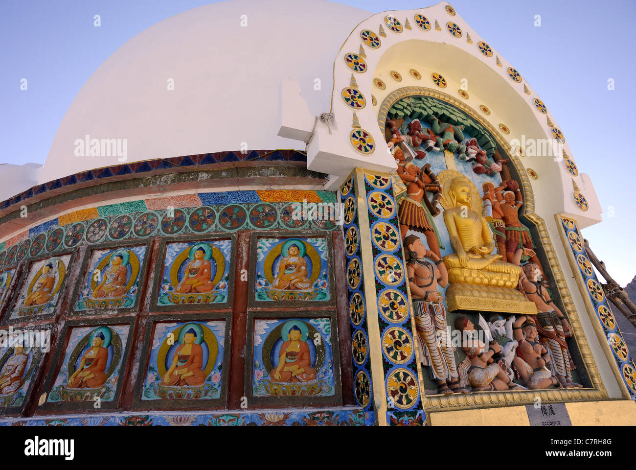Ein Relief Panel Darstellung Buddhas Niederlage der Teufel auf den Shanti Stupa. Stockfoto