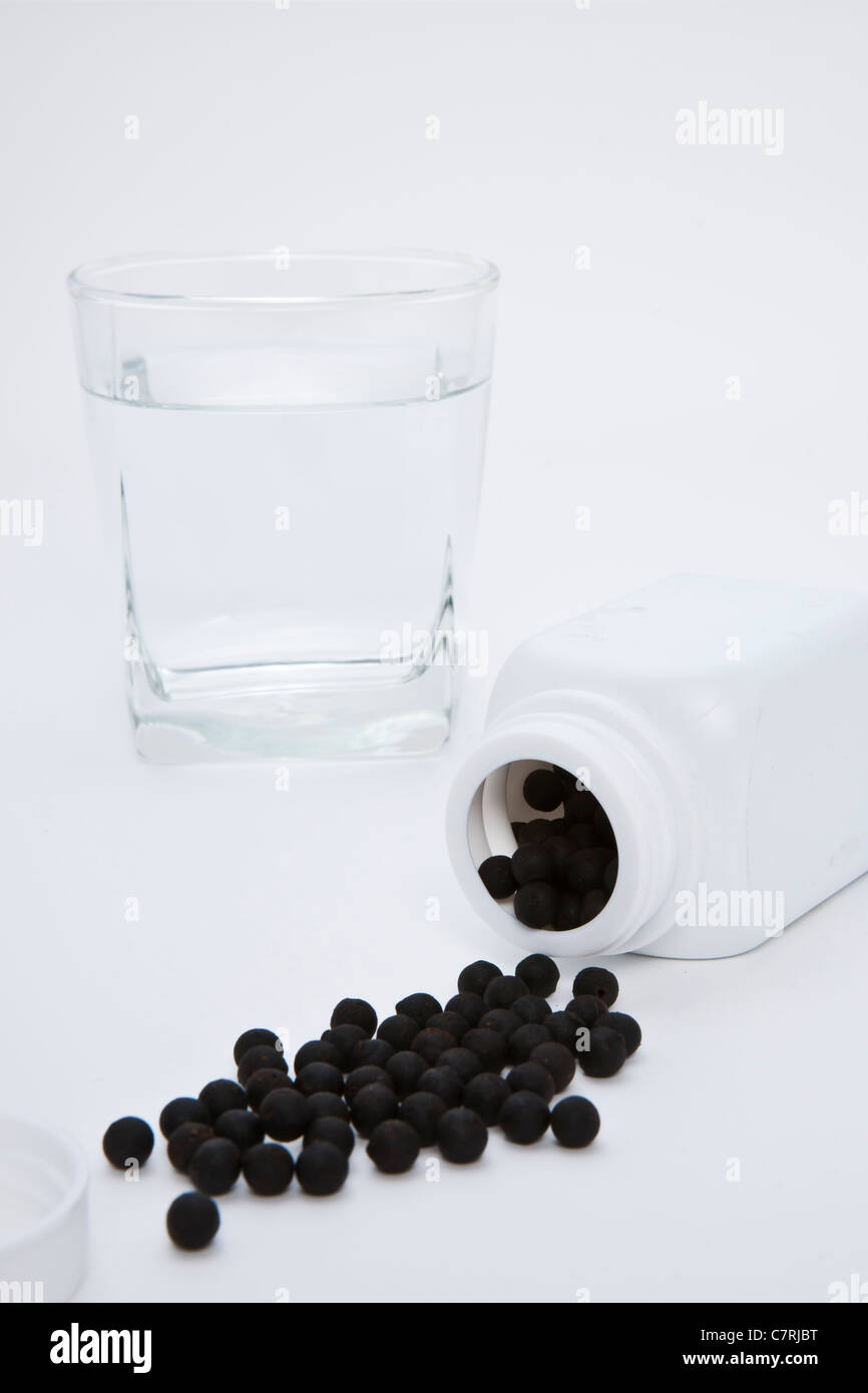 Kräutermedizin Pille mit einem Glas Wasser Stockfoto