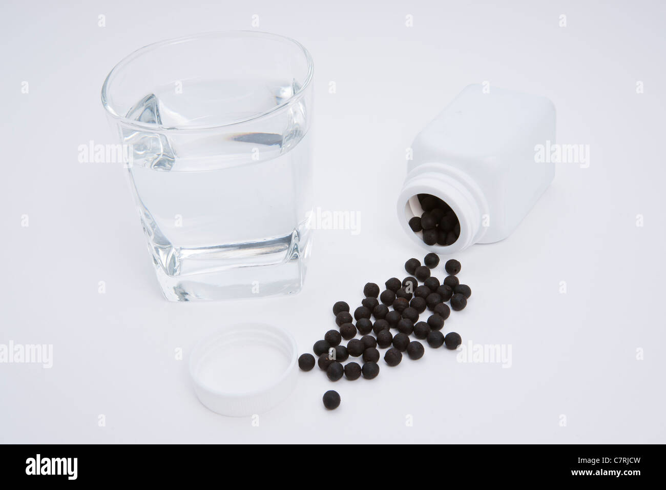 Kräutermedizin Pille mit einem Glas Wasser Stockfoto