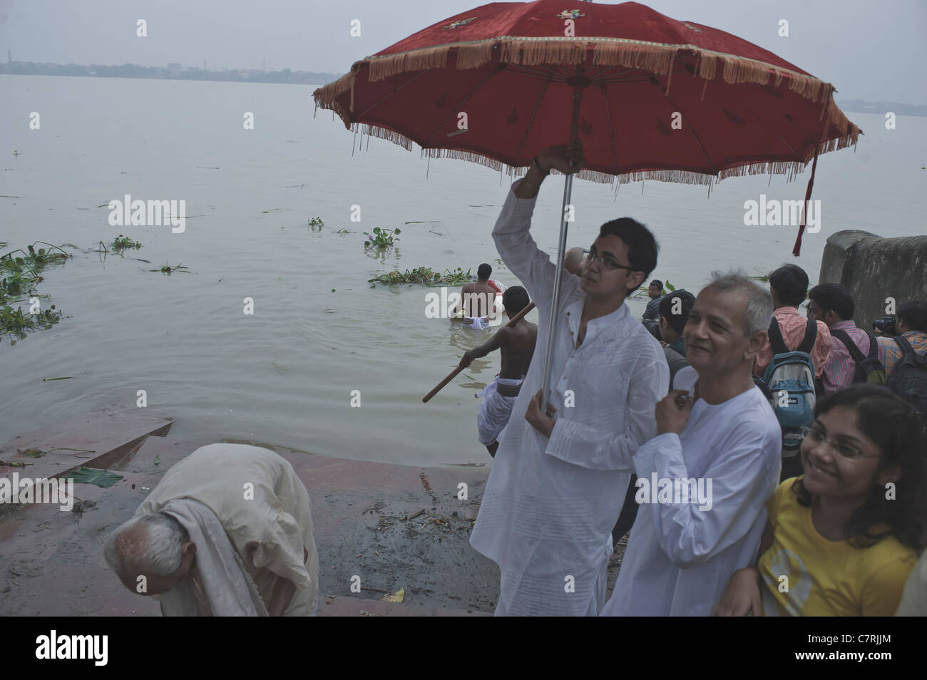 Familie Bank auf rot, Regenschirm, als Royal, Erbe. Stockfoto