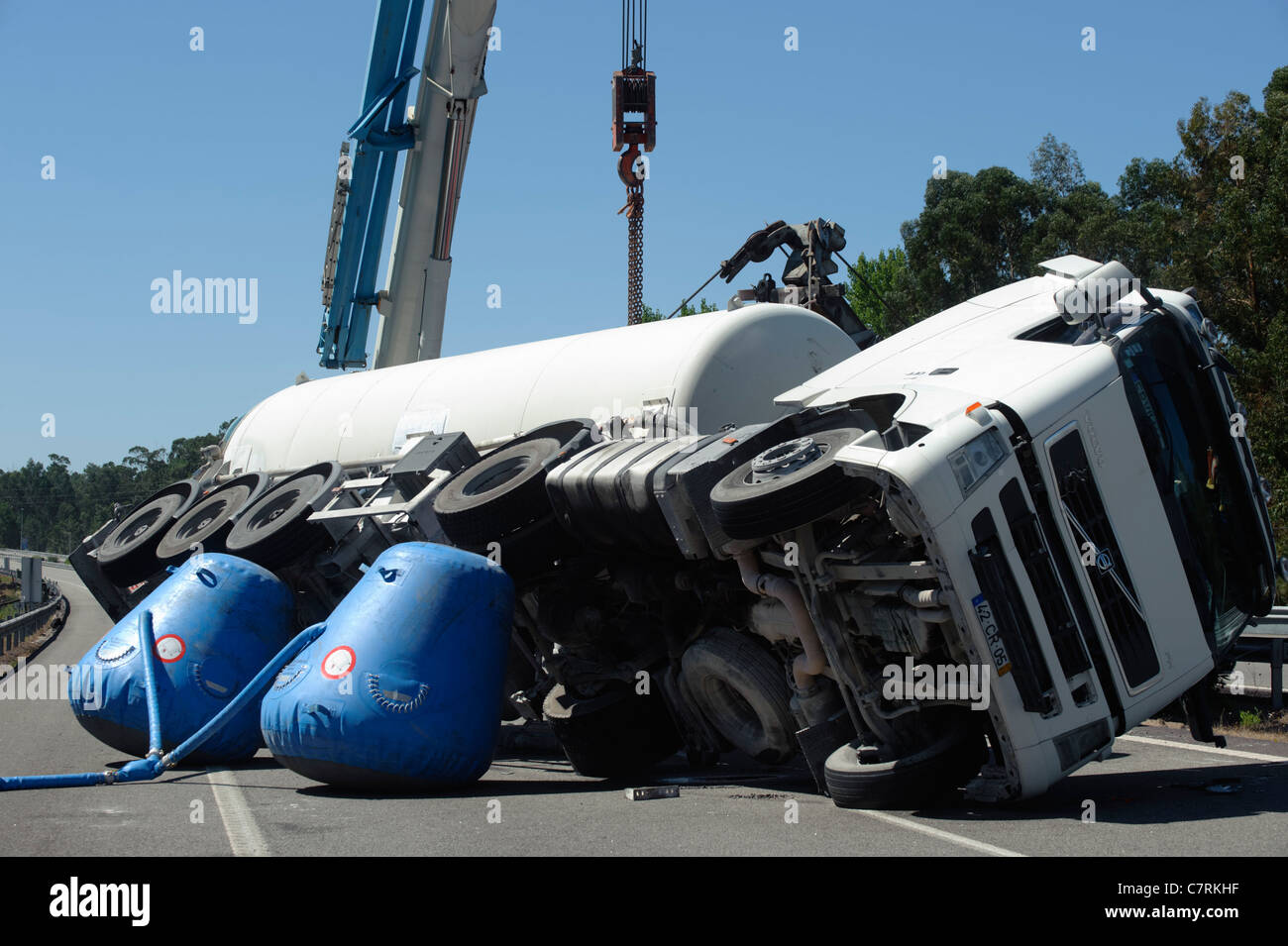 Mobiler Kran versuchen, ein umgestürzter Tankwagen Stockfoto