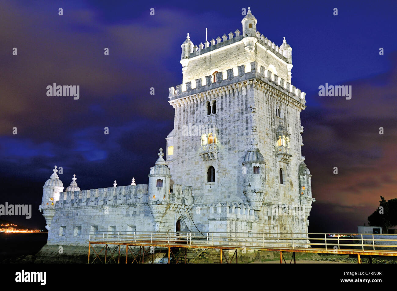 Portugal, Lissabon: Turm von Belém bei Nacht Stockfoto