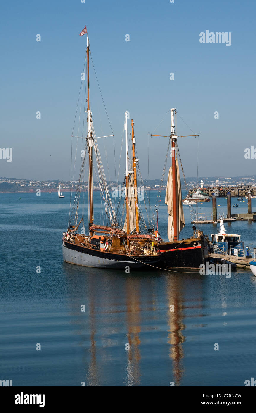 Wachsamkeit ist 85 Jahre alt, 78 Fuß Brixham Segeln Trawler während traditionelle Brixham tan Segel im Hafen, rote segelte Trawler Stockfoto