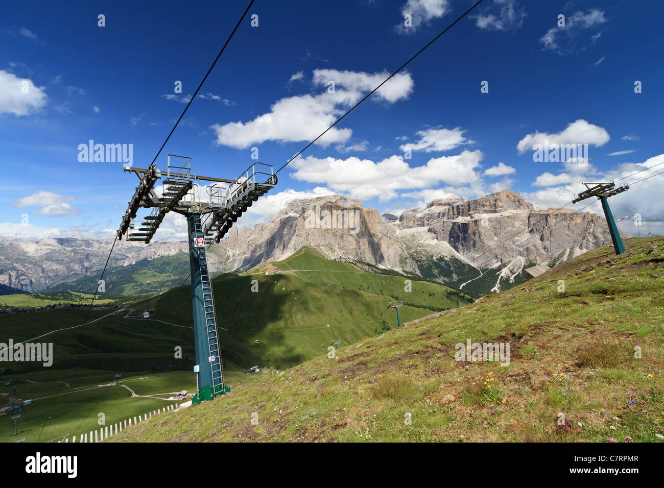 Sommerlandschaft der italienischen Dolomiten mit Skiliften im Vordergrund Stockfoto