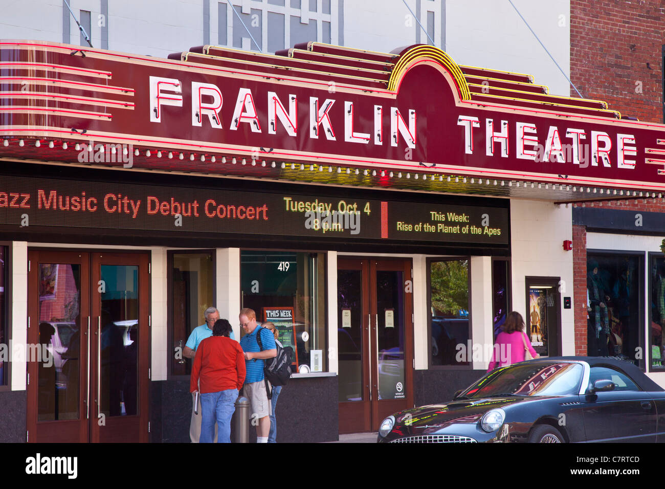 Touristen Tickets kaufen an der historischen Franklin Theater in der Innenstadt von Franklin, Tennessee, USA zu zeigen Stockfoto