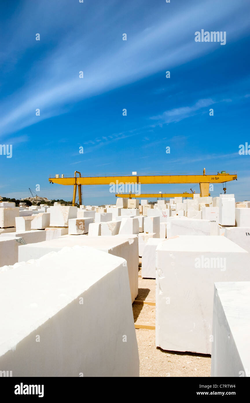 Marmorblöcke ausgerichtet im Fabrikhof, Alentejo, Portugal Stockfoto