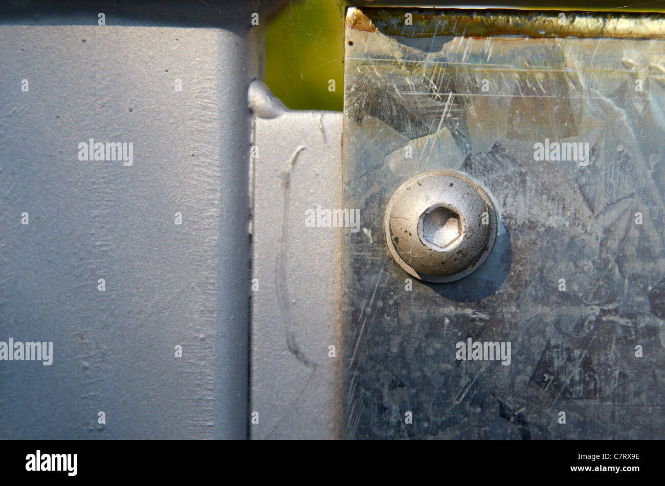 Allen Schrauben verwendet, um sichere Sicherheit Panel im Rahmen der Fußgängerbrücke über eine Eisenbahnlinie. Stockfoto