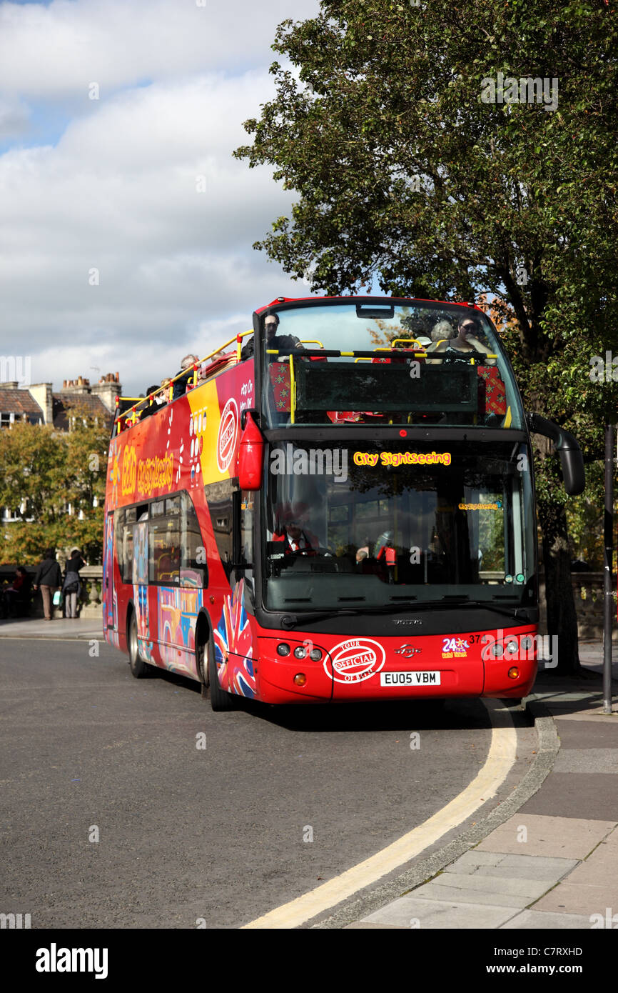 Roter Hop-on-Hop-off-Bus für Sightseeing im Stadtzentrum von Bath, England, Großbritannien Stockfoto