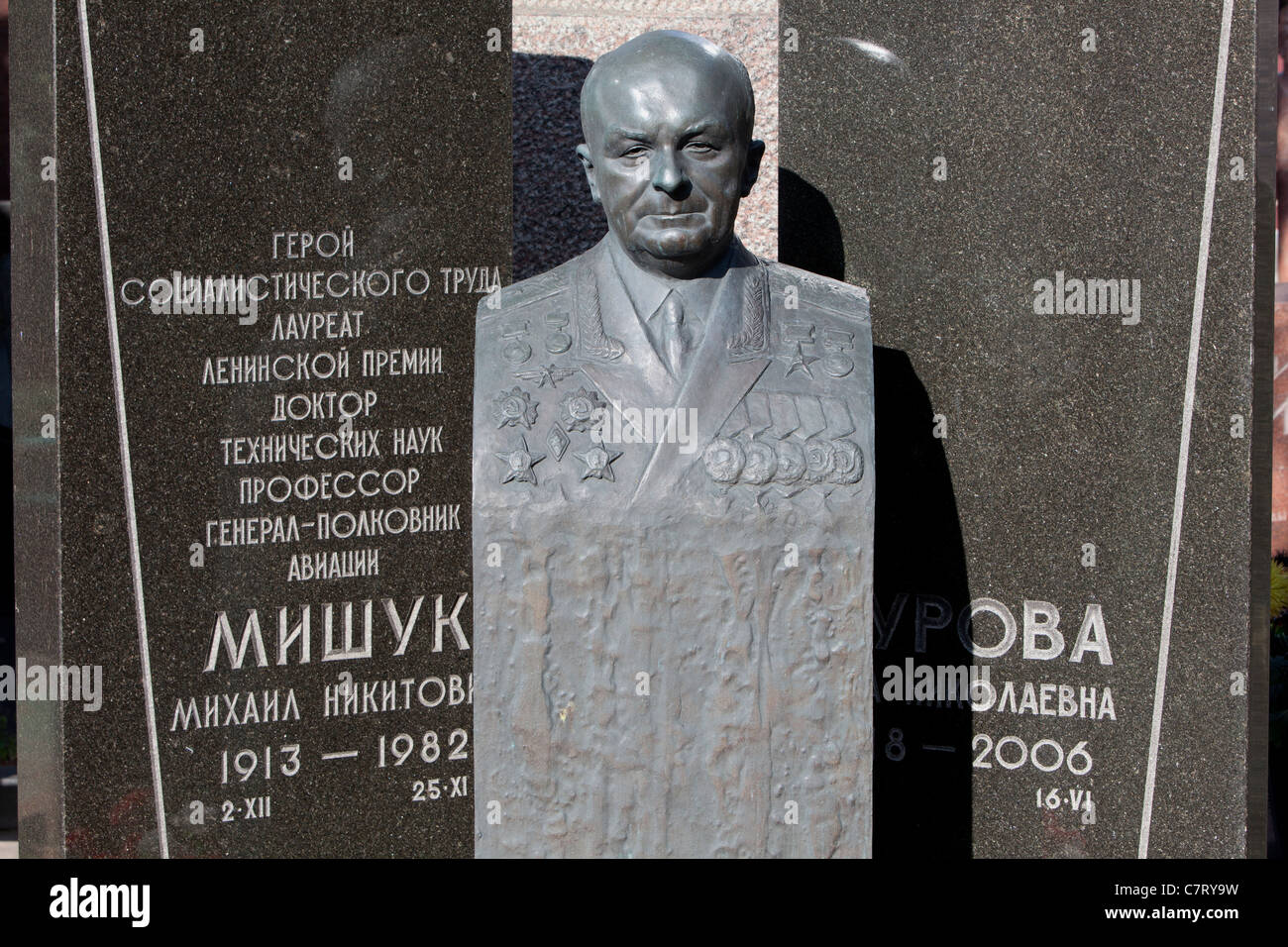 Grab des sowjetischen Generaloberst der Luftfahrt Mikhail Mishuk auf Nowodewitschi-Friedhof in Moskau, Russland Stockfoto