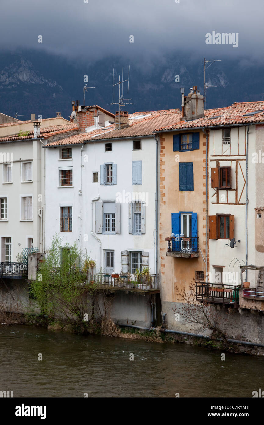 Stadthäuser am Fluss Aude in Quillan, in der Nähe von Limoux, Frankreich Stockfoto