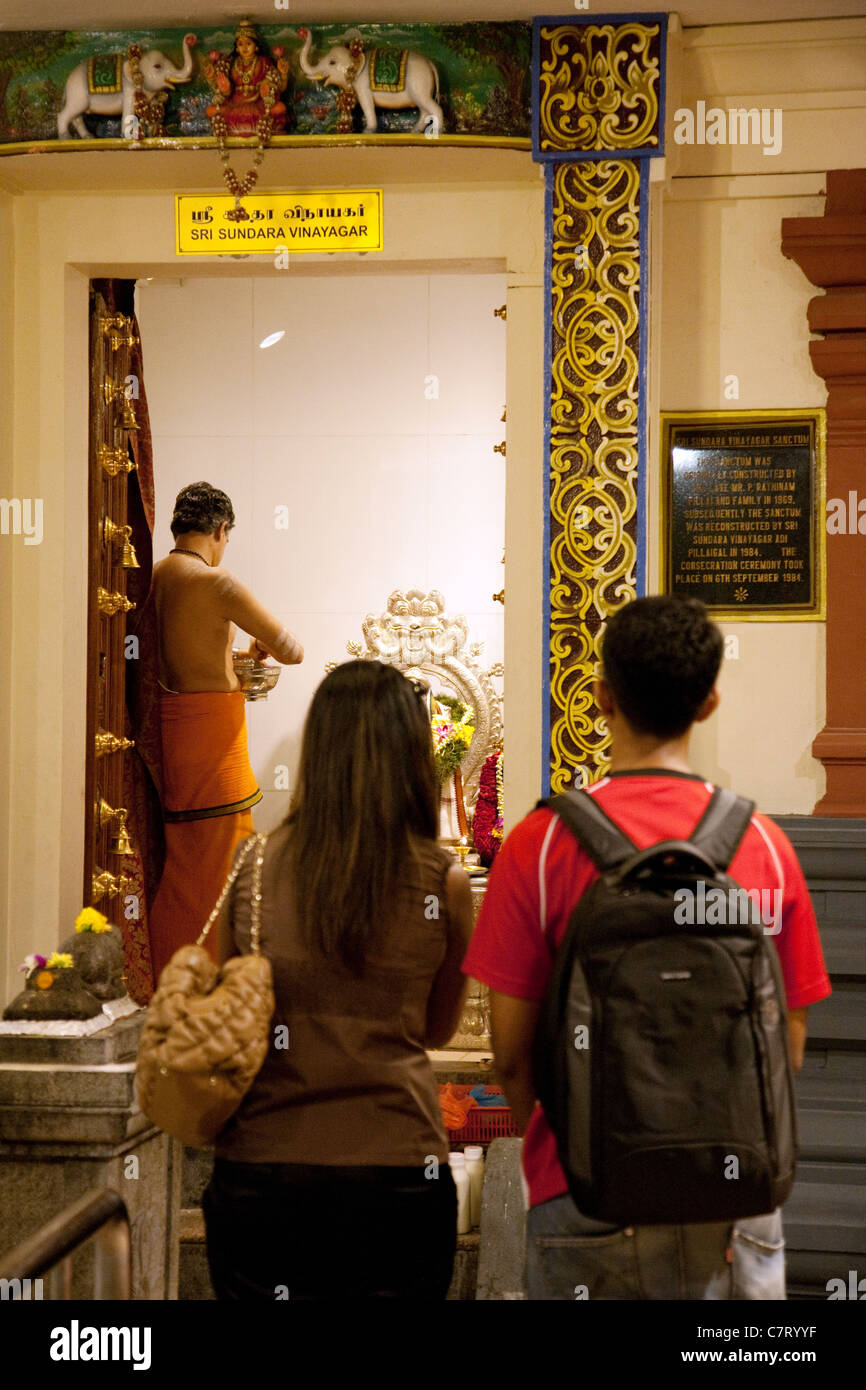 Touristen, die gerade ein Hindupriester, Sri Mariamman Temple, Singapur Asien Stockfoto