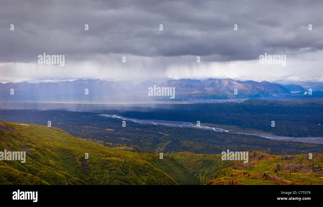 DENALI STATE PARK, ALASKA, USA - Regen Sturm im Chulitna River Valley, gesehen vom Kesugi Grat. Stockfoto