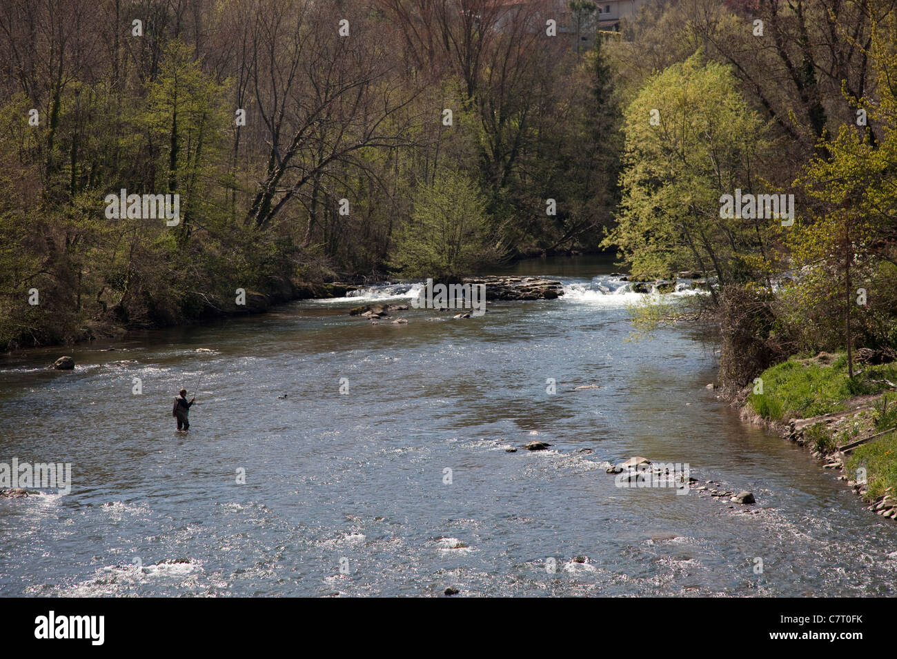 Ein Fischer auf einer Strecke von Aude in der Nähe von Esperaza, Frankreich Stockfoto