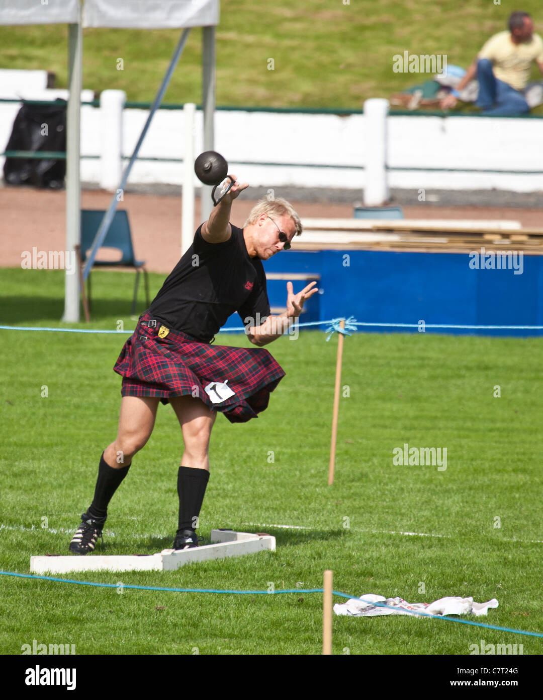 Kilted deutscher Leichtathlet wirft das Gewicht für Distanz Cowal Highland Gathering 2011, Dunoon. Stockfoto