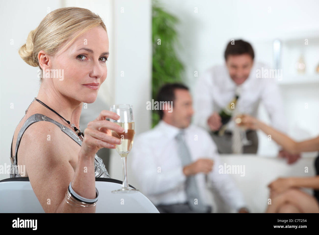 Porträt einer Frau mit Glas Wein Stockfoto