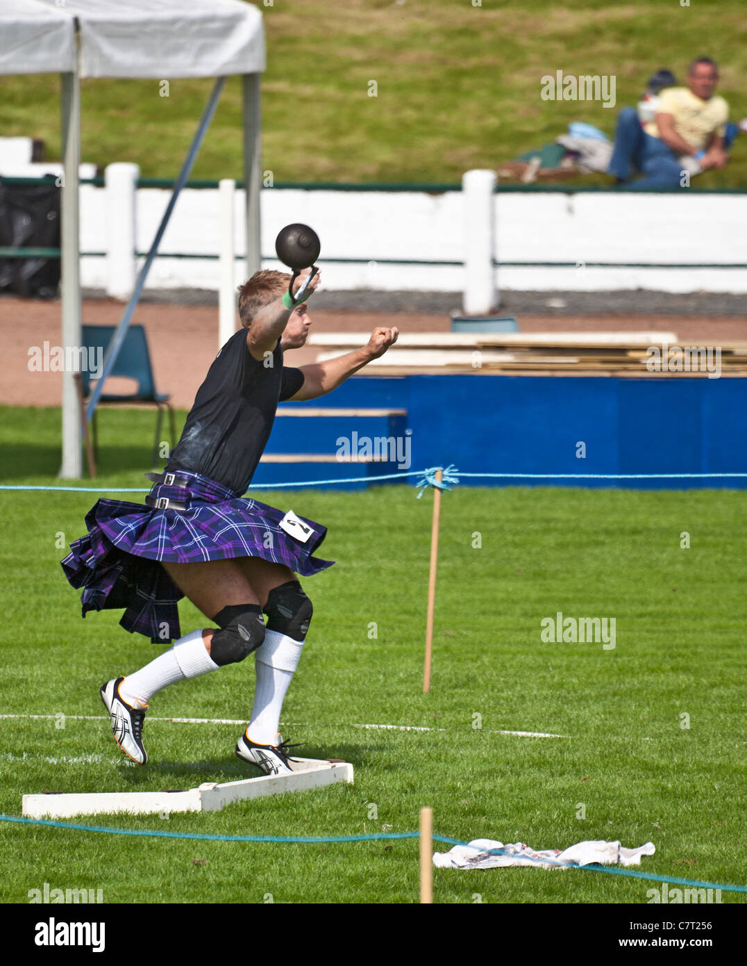 Kilted deutscher Leichtathlet wirft das Gewicht für Distanz Cowal Highland Gathering 2011, Dunoon. Stockfoto