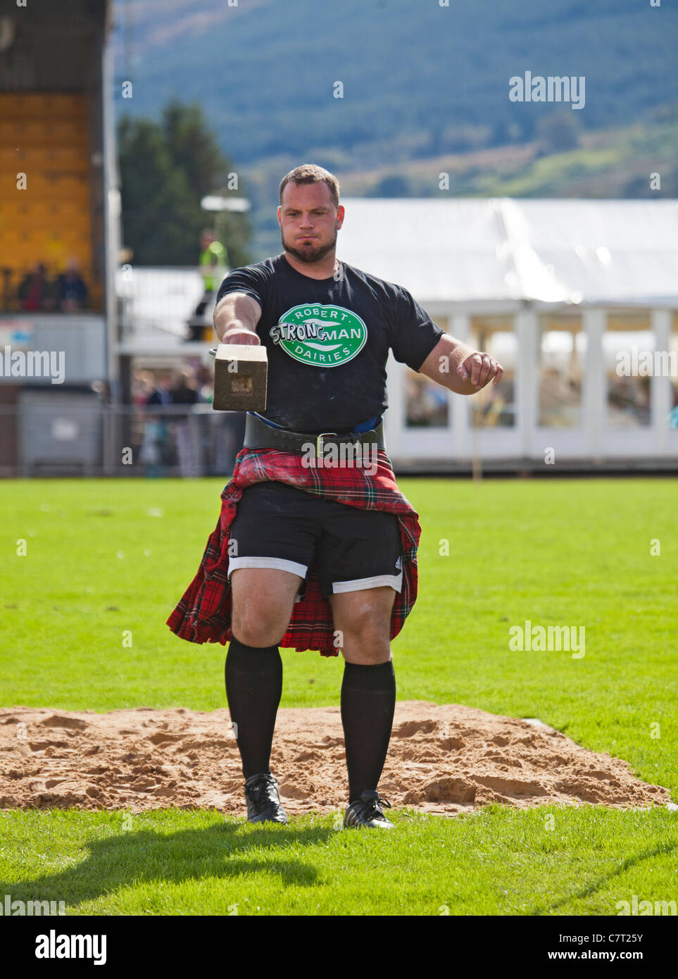 Gregor Edmunds, Schwergewichts-Athlet und starker Mann werfen das Gewicht für die Höhe auf Cowal Highland Gathering 2011, Dunoon. Stockfoto