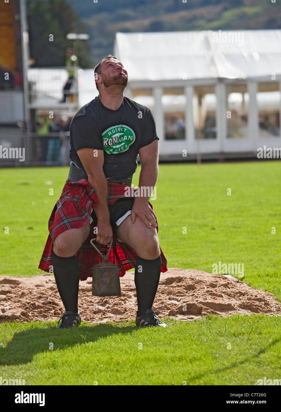 Gregor Edmunds, Schwergewichts-Athlet und starker Mann werfen das Gewicht für die Höhe auf Cowal Highland Gathering 2011, Dunoon. Stockfoto