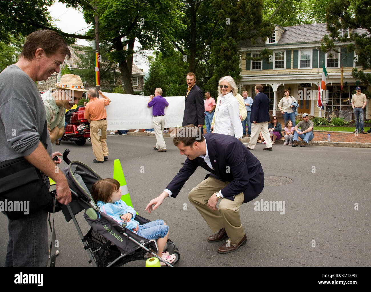 Ehemalige Pennsylvania Kongressabgeordnete Patrick Murphy mit Baby entlang der Paradestrecke in New Hope, Pennsylvania Stockfoto