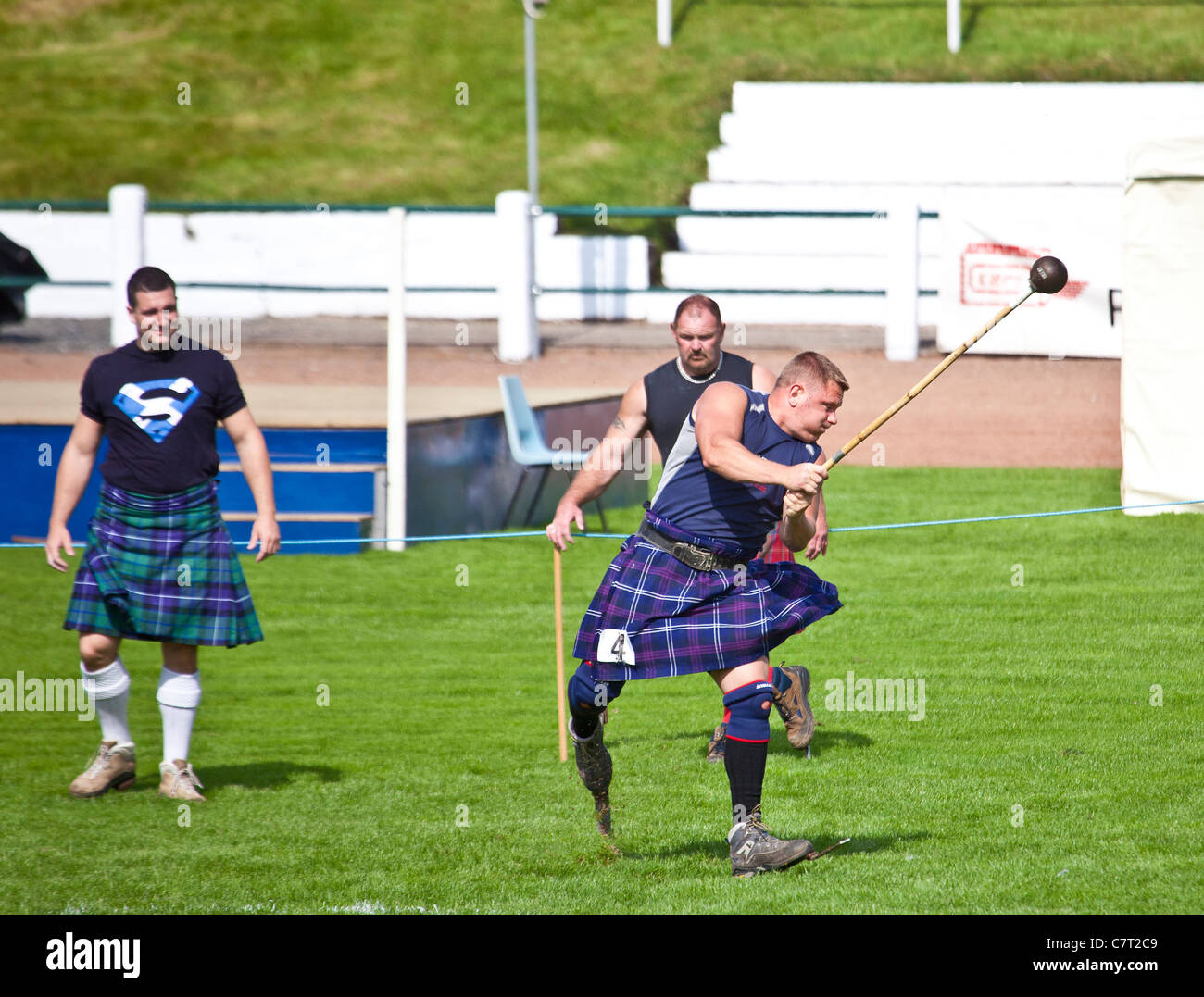 Turm "schwer" Athlet warf den Hammer (Scots Stil), spezielle, scharfe Schuhe.  Cowal Hochland Treffen 2011 Stockfoto
