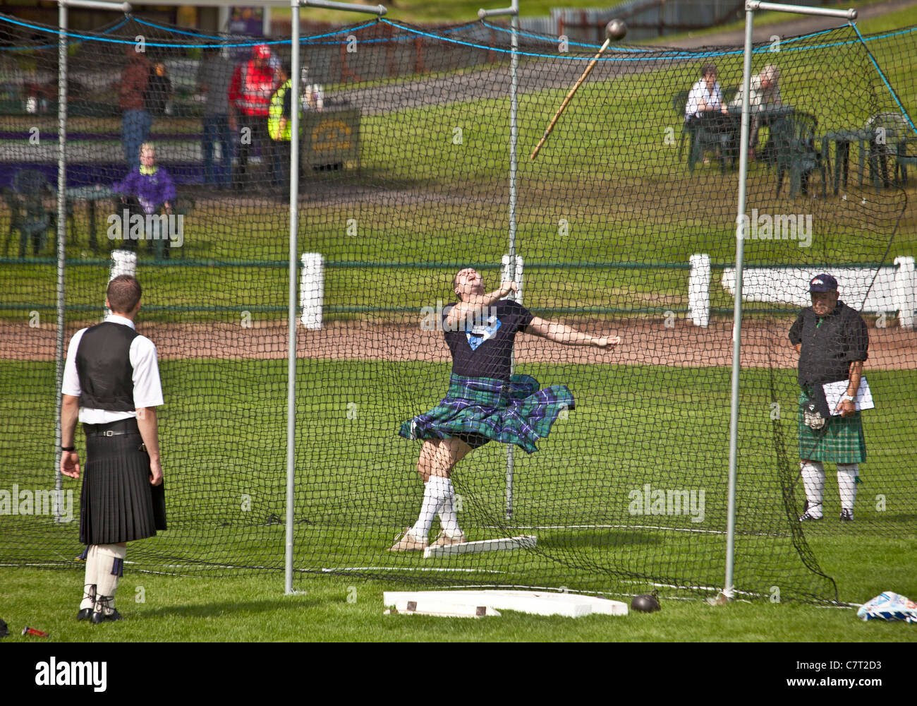 Turm "schwer" Athlet werfen den Hammer auf Cowal Highland Gathering 2011, Dunoon. Stockfoto