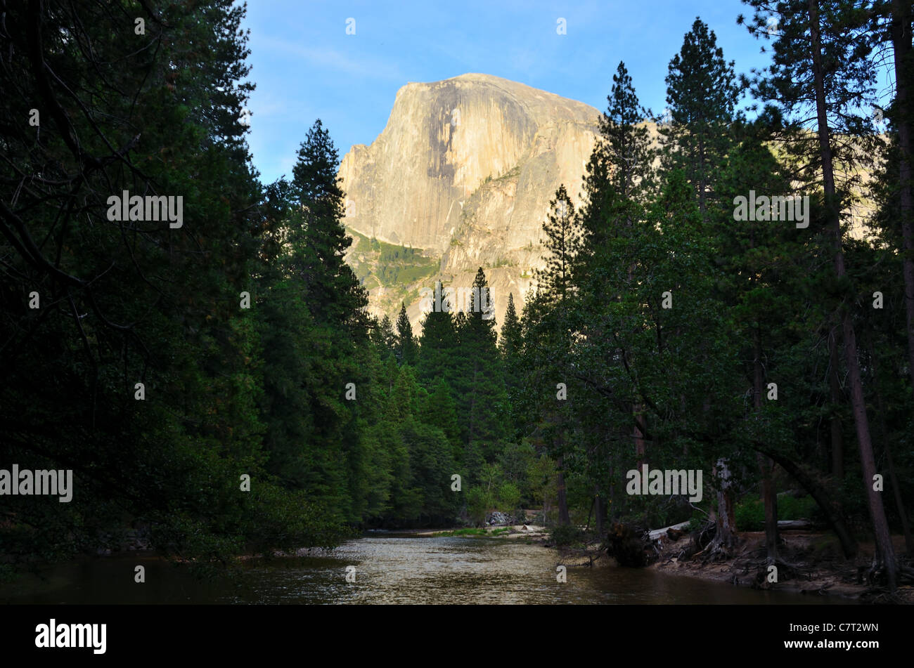 Die halbe Kuppel und Merced River. Yosemite Nationalpark, Kalifornien, USA. Stockfoto