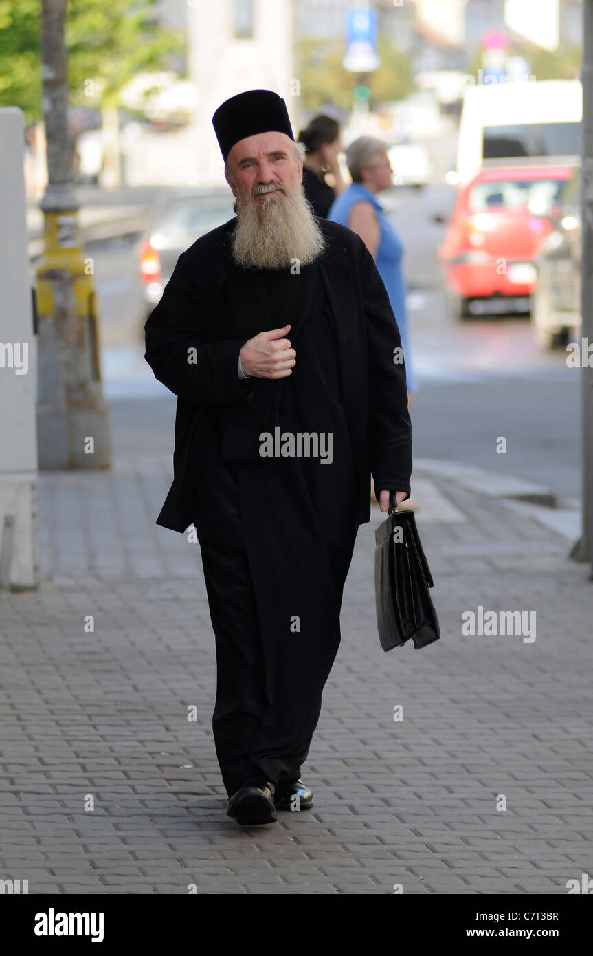 Orthodoxer Priester, die zu Fuß die Straße runter auf Cluj-Napoca (Rumänien) Stockfoto