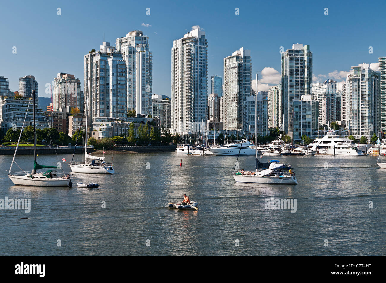 Landschaftlich reizvolle Vancouver: kleine Boote im False Creek, Yaletown Bezirk skyline Stockfoto