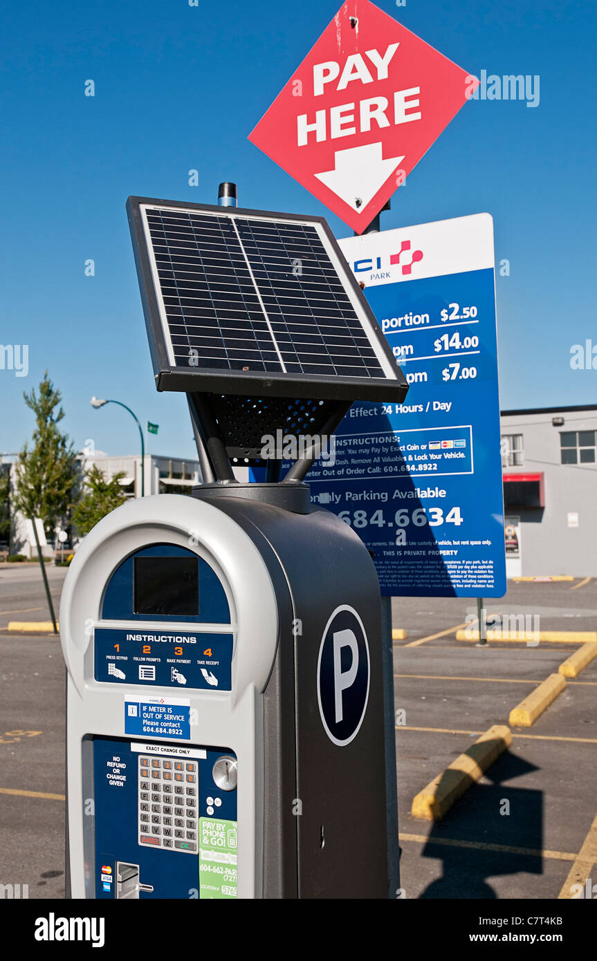 Ein Self-Service-Parkplatz Fahrkartenautomat angetrieben durch ein Solar-Panel, Vancouver, Kanada. Stockfoto