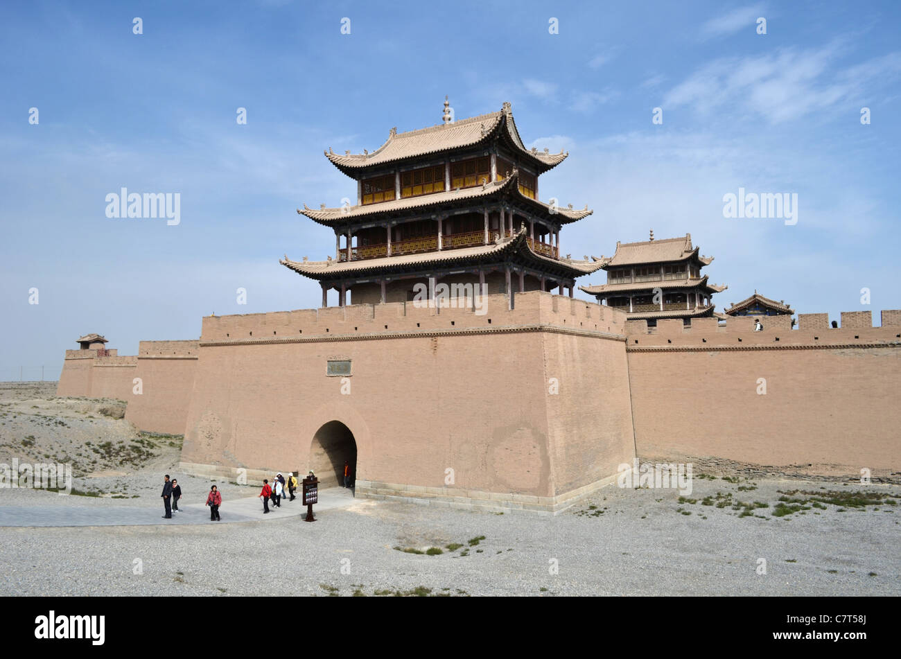 Ein Blick auf das Westtor ("Tor der Vermittlung") und spektakulären Türme des Jiayugguans historischen (1372) Fort, Gansu, China Stockfoto