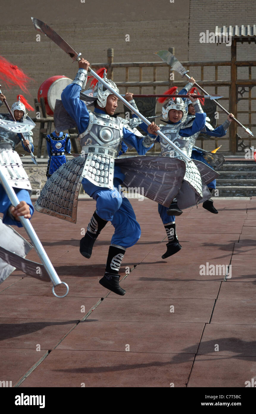 Darsteller verkleidet als Krieger eine Show aus Akrobatik und Kampfkunst in Jiayuguans berühmten Fort, Gansu, China durchführen Stockfoto