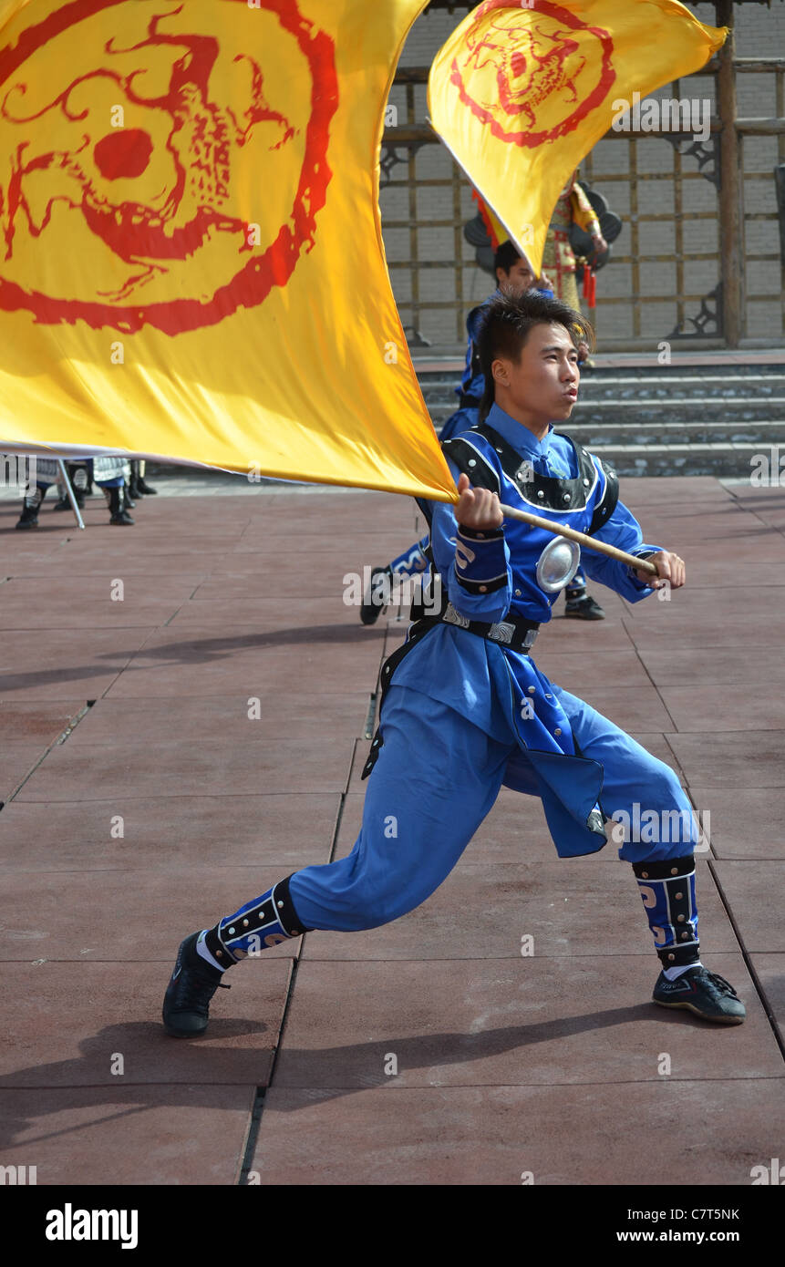 Fahnenschwingen Akrobaten führen Sie in einer Show der Martial Arts in Jiayuguans berühmten Fort, Gansu, China Stockfoto