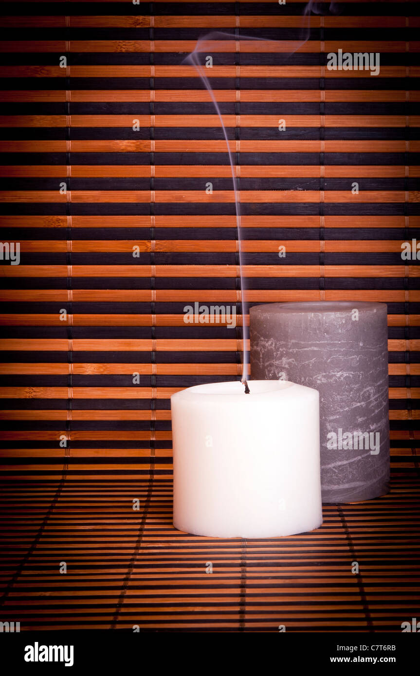 Zwei brennende Kerzen auf einem Bambus-Hintergrund mit Textfreiraum Stockfoto