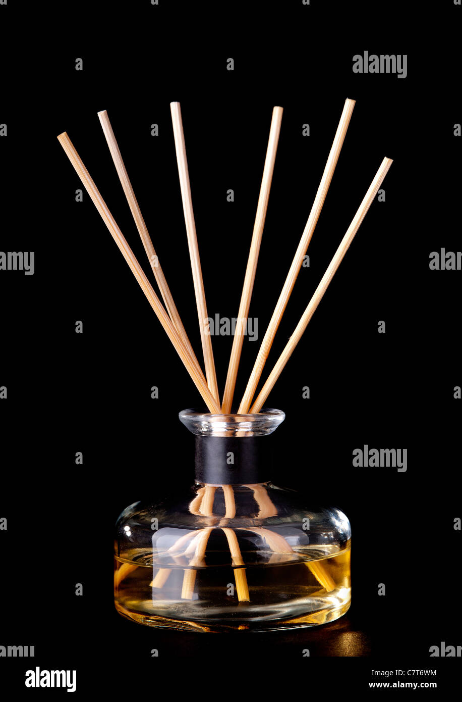 Räucherstäbchen in einem Glas über schwarz Stockfoto