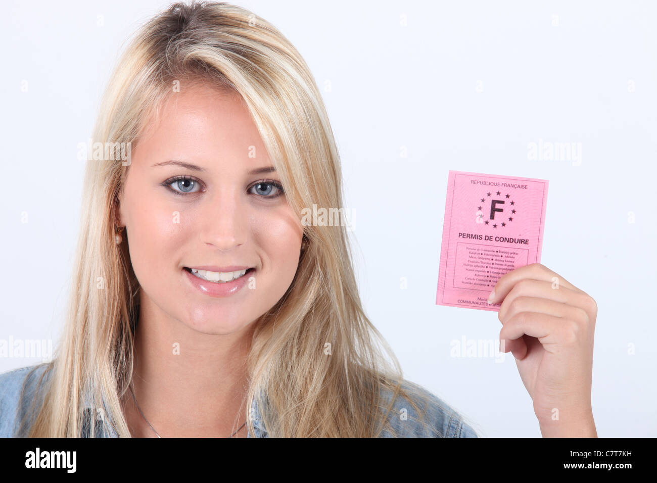 Junge Frau hält einen französischen Führerschein Stockfoto