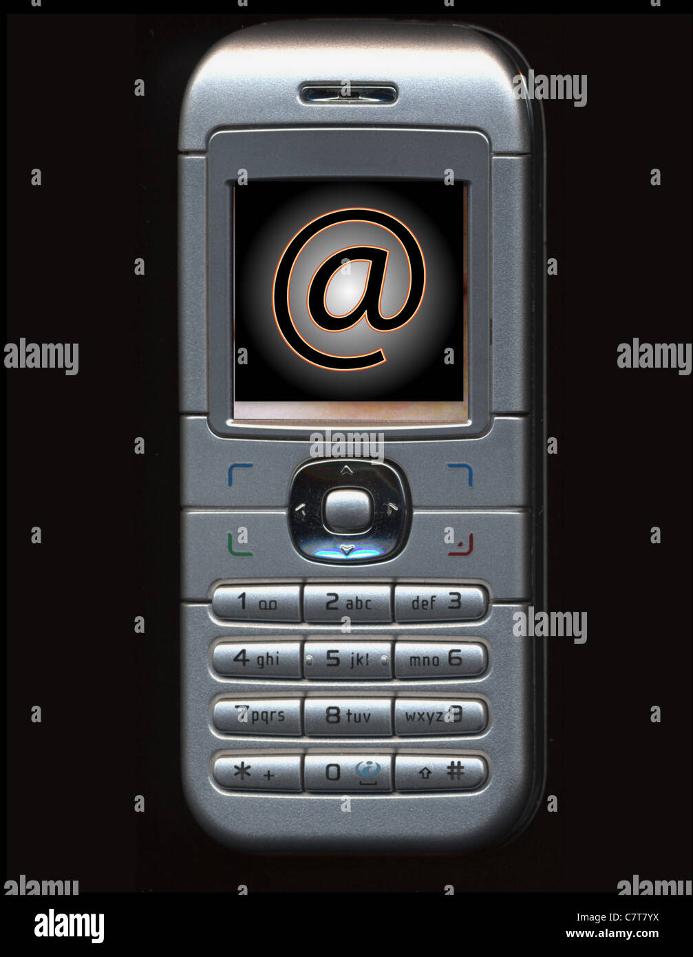 Handy mit einem e-Mail-Symbol auf dem Bildschirm. Objekte über schwarz. Stockfoto