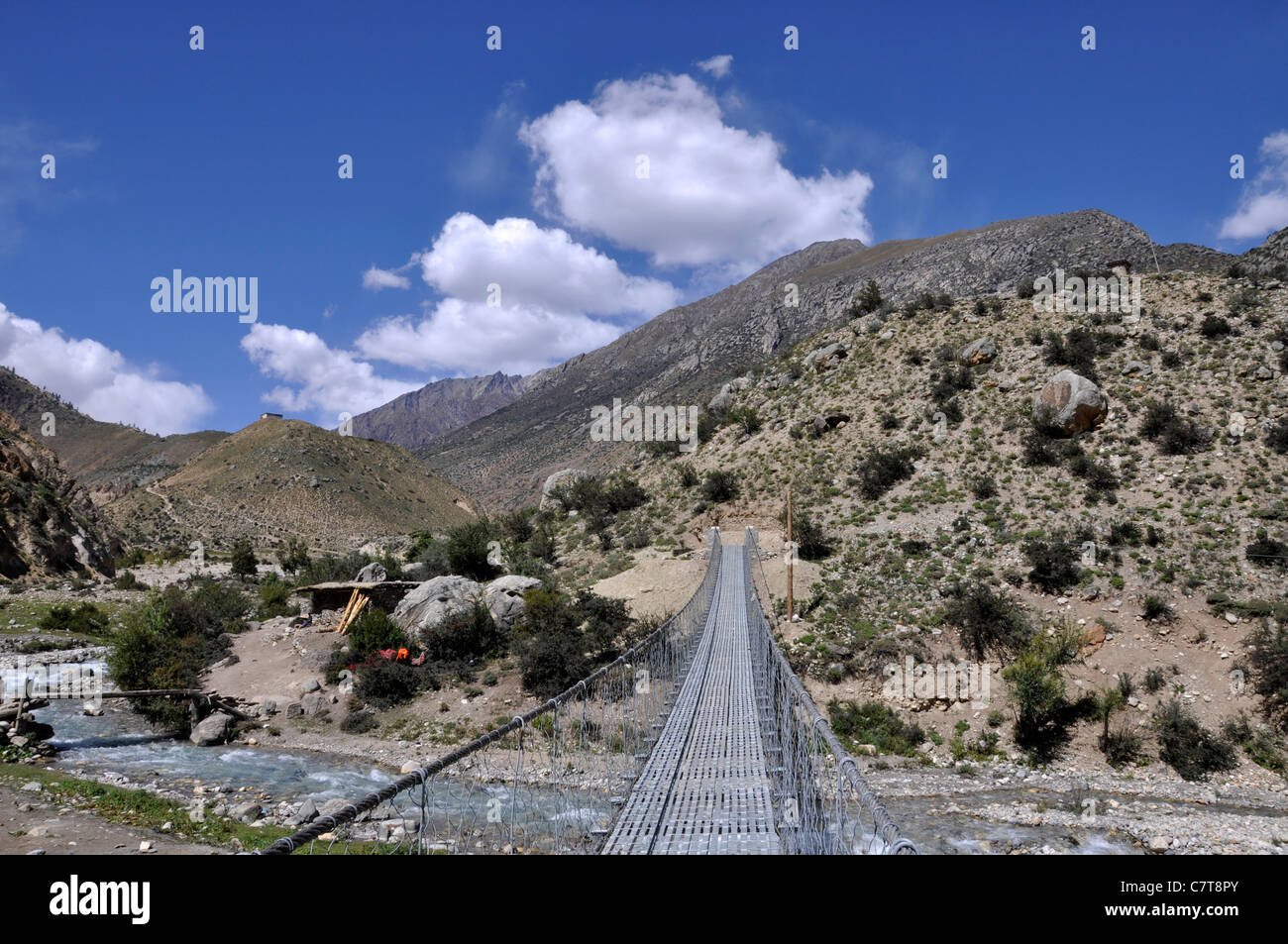 Hängebrücke in Tumkot Fluss. Stockfoto