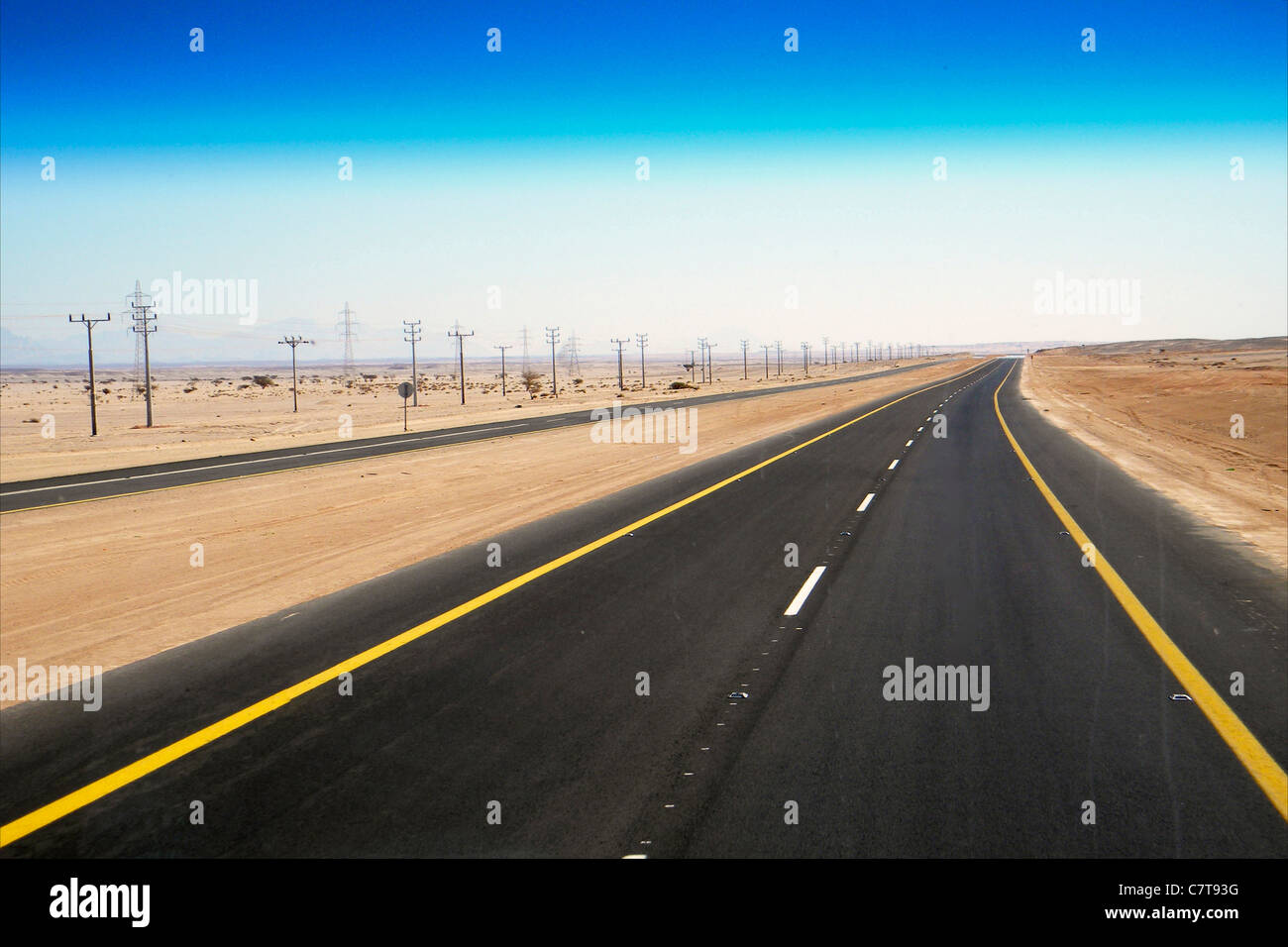 Saudi Arabien, Autobahn in der Wüste Stockfoto